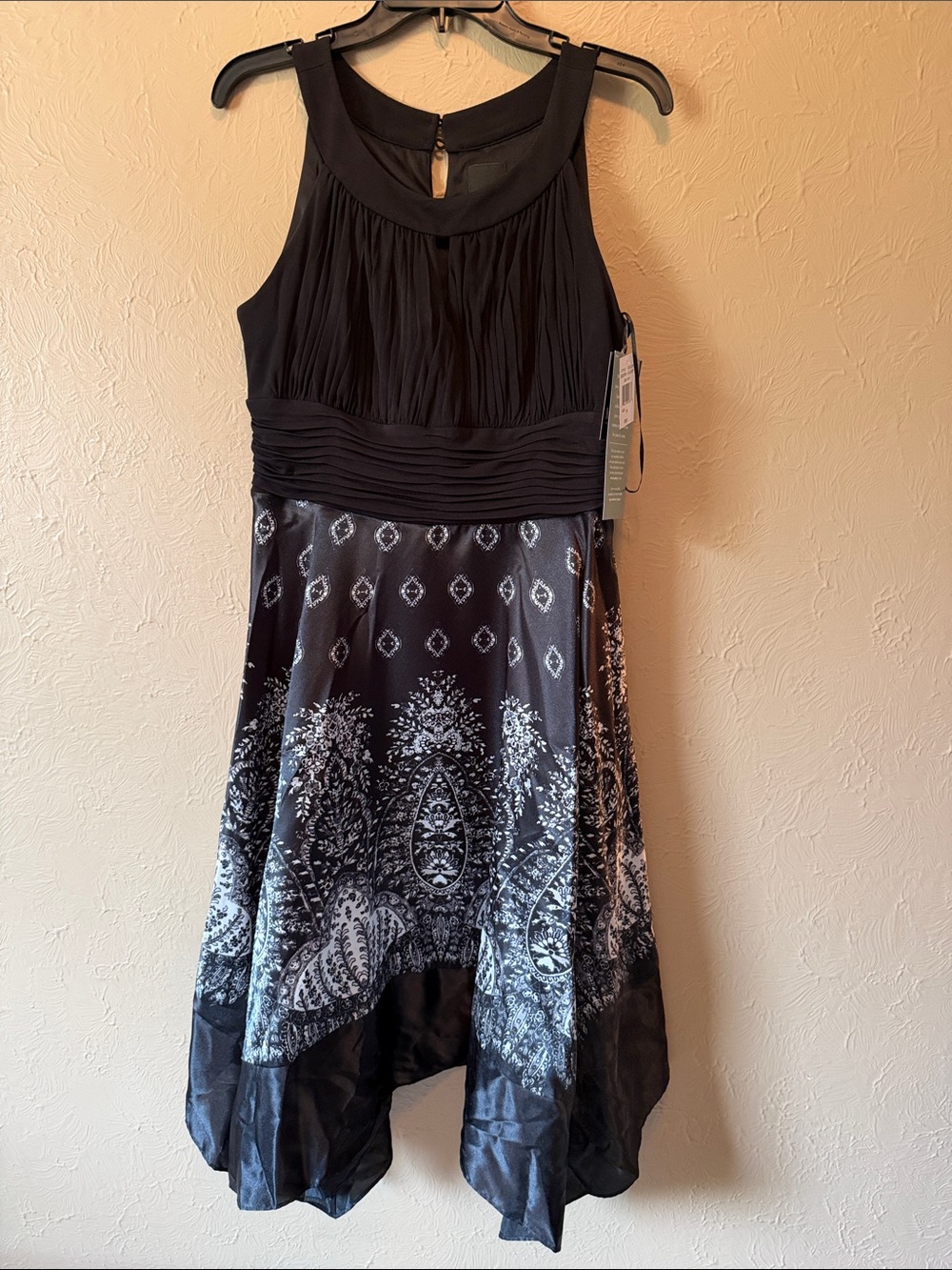 Melrose Social Sleeveless size 16 Black & White Print Midi Dress. NEW
